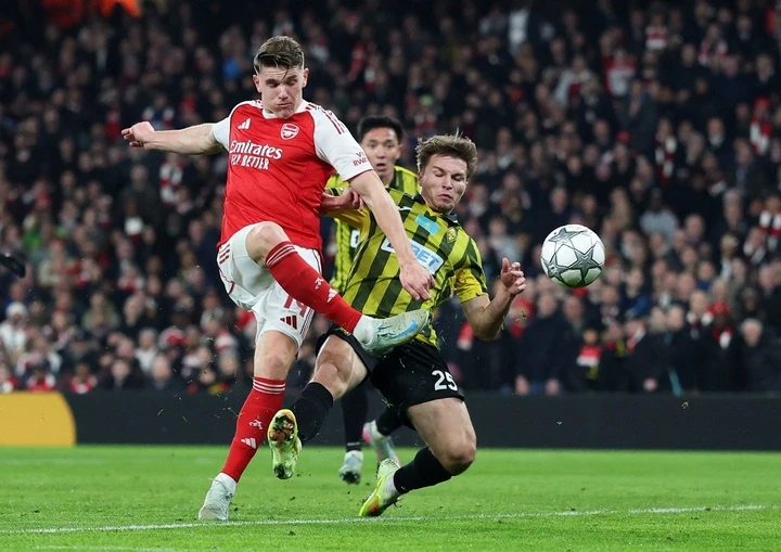 Arsenal (áo đỏ) đứng đầu bảng xếp hạng với thành tích toàn thắng.