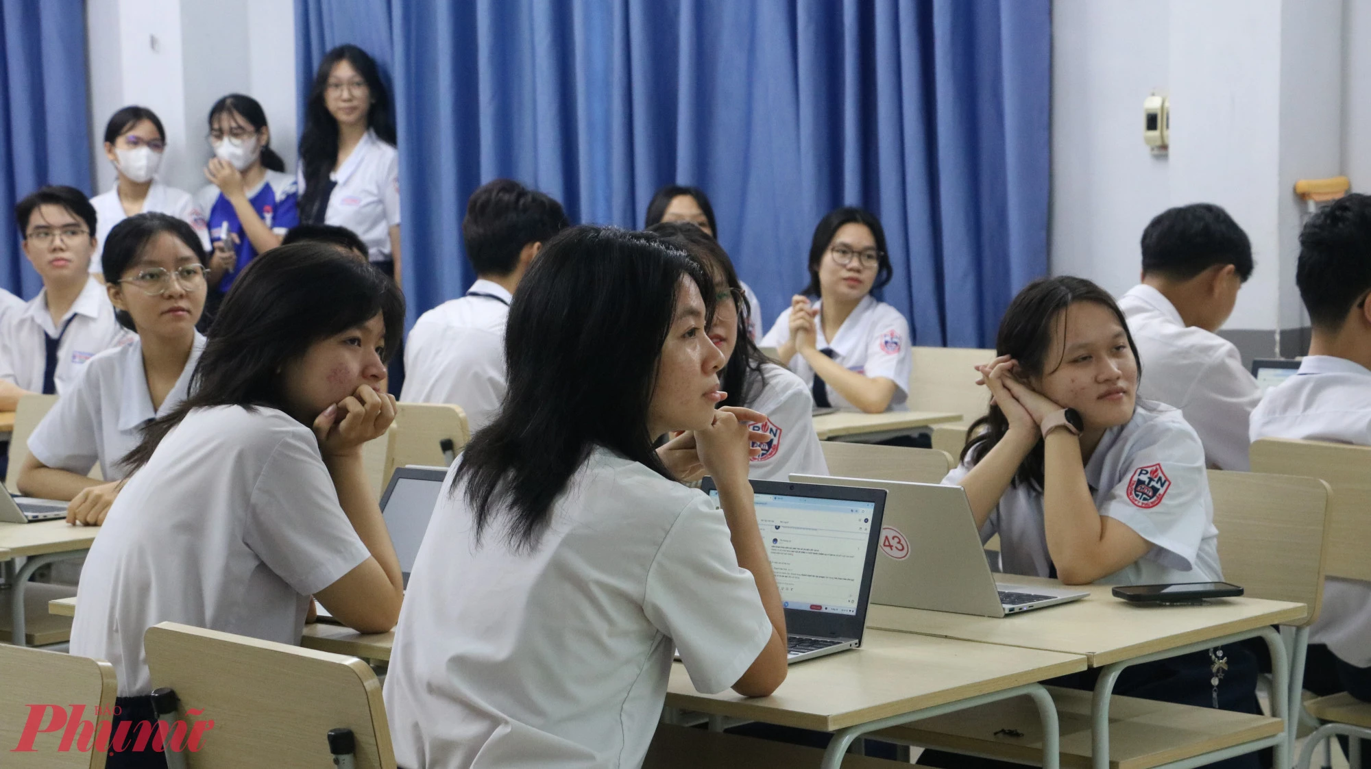 Học sinh Trường THPT Phú Nhuận, TPHCM trong một tiết học số. Ảnh: Trang Thư