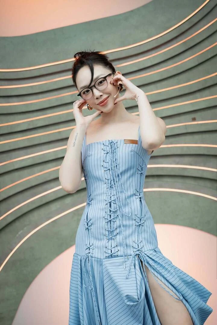 Các gam màu như xanh dương, trắng và xám nhạt được xem là lựa chọn phù hợp với tuổi Tý. (Ảnh: Tóc Tiên)