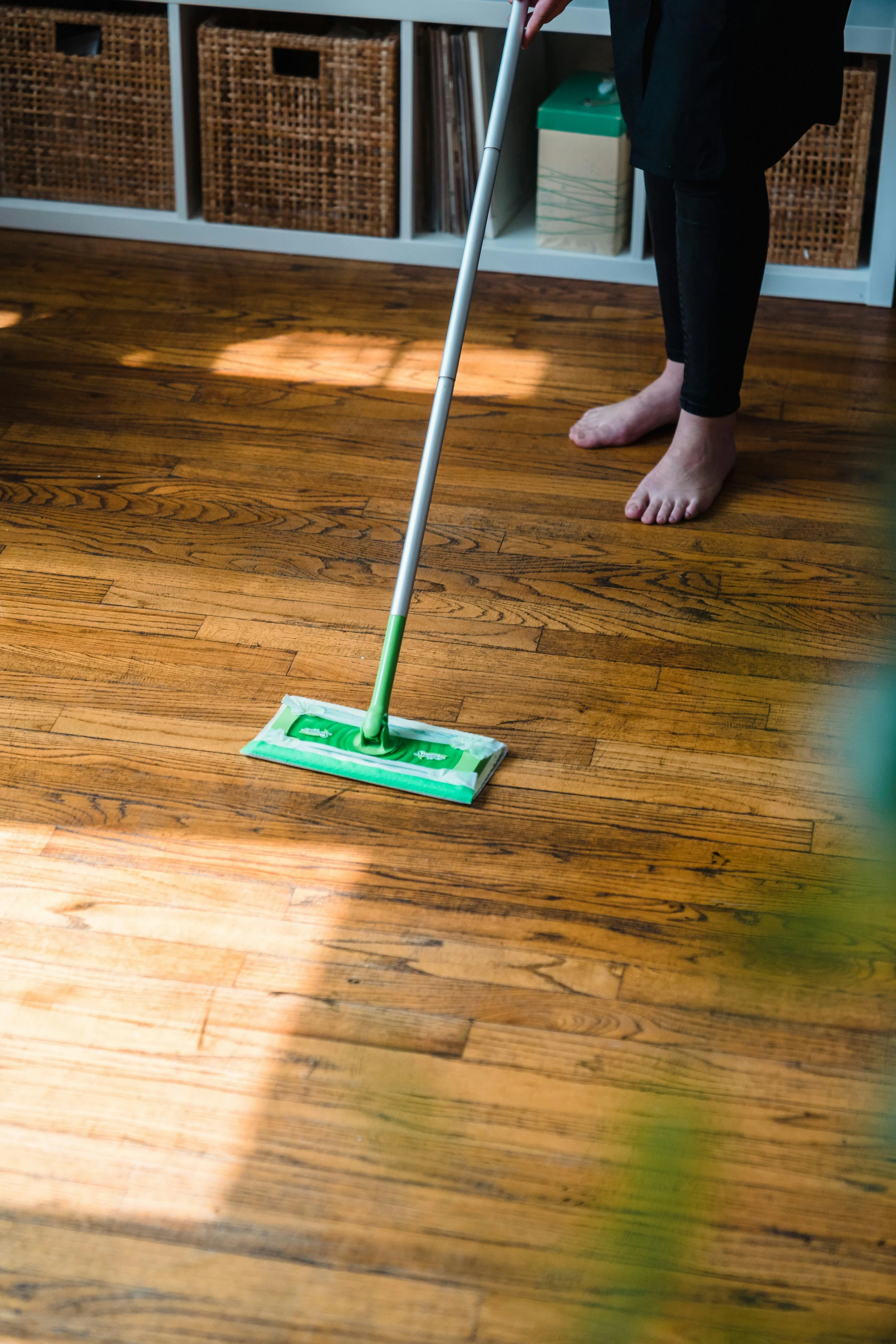 Lau dọn nhà cửa sạch sẽ, sắp xếp gọn gàng. Ảnh minh hoạ: Pexels