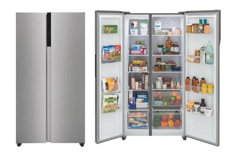 Ngăn mát trên cùng: Dành cho đồ chín, thực phẩm ăn liền. Ngăn giữa: Sữa, trứng và các loại bánh trái. Ngăn kéo dưới: Các loại rau củ phải được bọc trong túi giấy hoặc túi đục lỗ để không bị úng. Đặc biệt, hãy đầu tư bộ hộp nhựa nguyên sinh trong suốt. Việc xếp chồng các hộp lên nhau không chỉ giúp tủ lạnh chứa được nhiều đồ gấp đôi mà còn giúp bạn biết chính xác mình còn bao nhiêu nguyên liệu, tránh việc mua trùng lặp gây lãng phí.