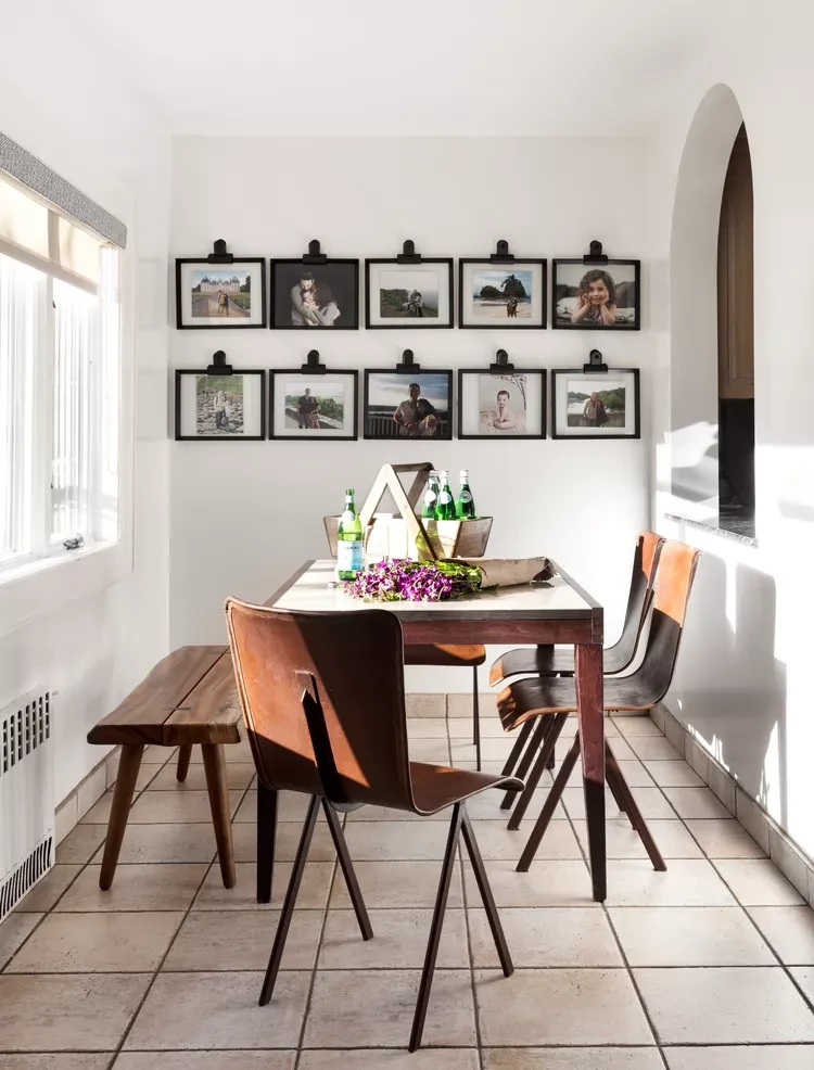 Nghệ thuật bài trí tạo cảm hứng chill khi nấu Đừng coi bếp chỉ là nơi lao động, hãy biến nó thành không gian sáng tạo. Một chiếc bình gốm nhỏ cắm vài cành củi khô hay nhành hoa bưởi thơm ngát ở góc cửa sổ sẽ làm dịu đi cái nóng của bếp lửa. Một chiếc máy phát nhạc nhỏ bật những bản nhạc xuân rộn ràng hay đơn giản là một tấm bảng đen ghi thực đơn ngày Tết của gia đình cũng khiến tâm trạng người phụ nữ trở nên nhẹ nhàng hơn. Khi mẹ nấu bằng niềm vui, món ăn chắc chắn sẽ đậm đà dư vị hạnh phúc