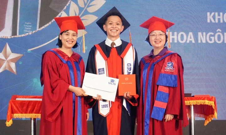 Hoàng Văn Lực tốt nghiệp tốt nghiệp xuất sắc ngành Sư phạm tiếng Anh, Trường Đại học Ngoại ngữ – Đại học Quốc gia Hà Nội.