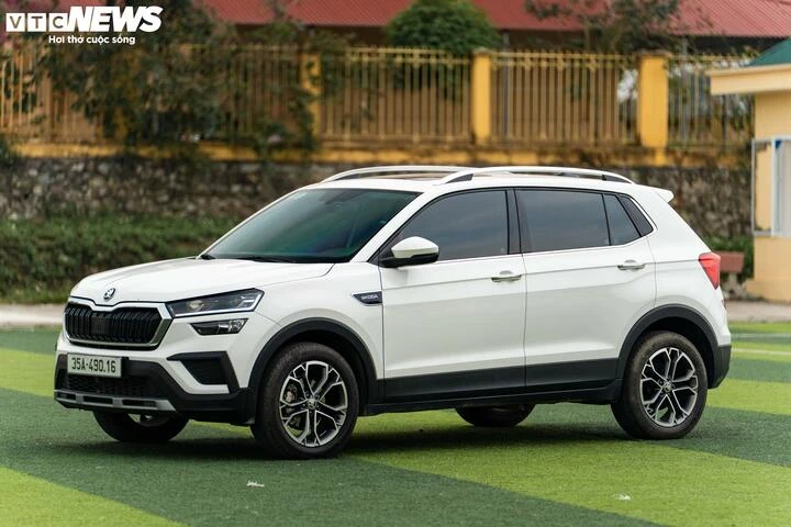 Thân xe sở hữu những đường gân dập nổi kéo dài, đi kèm bộ mâm hợp kim 17 inch thiết kế năm chấu. Với chiều dài 4.221 mm và khoảng sáng gầm 188 mm, mẫu xe này có kích thước gọn gàng, phù hợp để di chuyển trong các khu đô thị đông đúc.