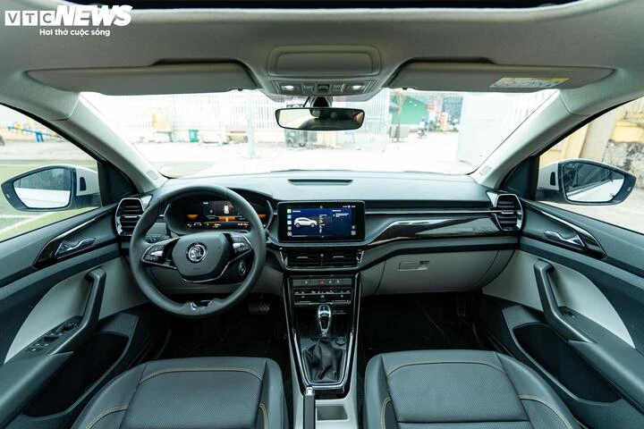 Khoang nội thất của Kushaq được bố trí theo phong cách tối giản. Khu vực bảng điều khiển nổi bật với màn hình giải trí 10 inch hỗ trợ kết nối điện thoại không dây. Ở phân khúc này, Kushaq gây bất ngờ khi trang bị chức năng chỉnh điện và sấy ghế cho cả hai ghế phía trước.