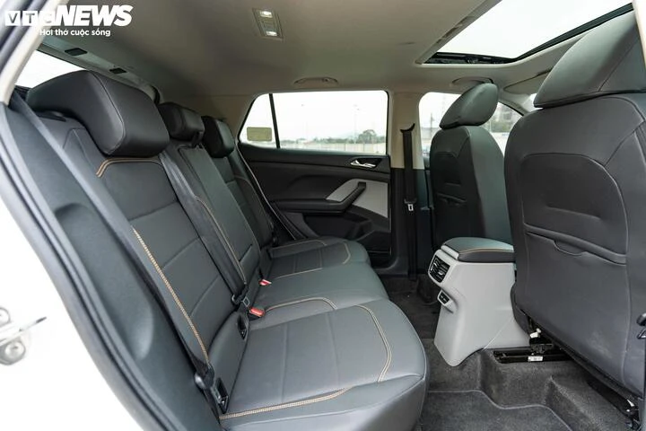 Hàng ghế thứ hai được tối ưu không gian nhờ trục cơ sở dài 2.651 mm. Khoảng để chân và không gian đầu được thiết kế thoáng đãng, đi kèm các tiện ích như bệ tỳ tay trung tâm tích hợp khay để cốc, cửa gió điều hòa riêng biệt và các cổng sạc nhanh chuẩn USB-C.