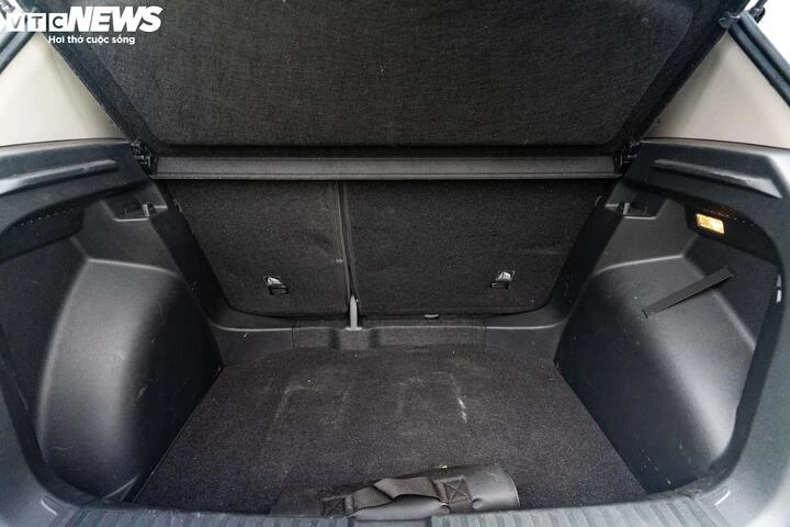 Khoang hành lý có dung tích tiêu chuẩn là 385 lít với thiết kế vuông vắn, giúp việc sắp xếp đồ đạc dễ dàng hơn. Khi cần không gian chứa đồ lớn cho những chuyến đi dài, người dùng có thể gập phẳng hàng ghế sau để mở rộng dung tích lên mức 1.405 lít.