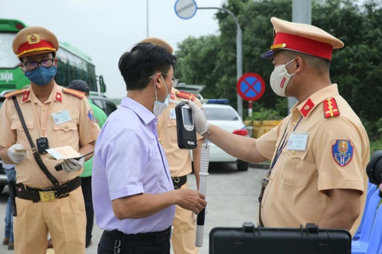 Cảnh sát giao thông đồng loạt kiểm tra nồng độ cồn từ mùng 1 Tết- Ảnh 1. Cảnh sát giao thông đồng loạt kiểm tra nồng độ cồn từ mùng 1 Tết- Ảnh 1.
