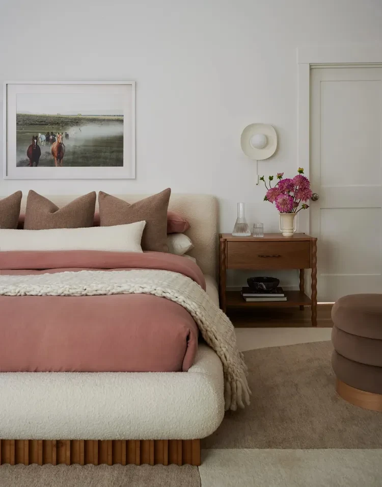 Nội thất lấy cảm hứng từ cá tính: Nhà thiết kế Anngelica Mohabir cho rằng, xu hướng mới này trong năm 2026 là sử dụng sự kết hợp giữa ảnh hưởng văn hóa, các chi tiết xúc giác và bảng màu cảm xúc để kể câu chuyện của chính bạn, tạo nên một không gian độc nhất vô nhị.