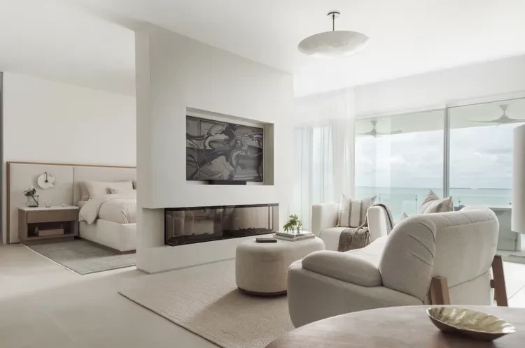 Đồ nội thất cong hồi sinh: Đồ nội thất cong với đường nét mềm mại, uyển chuyển đang trở lại mạnh mẽ. Nhà thiết kế Stacy Garcia nhận định: Những thiết kế kinh điển này được tái hiện với tông màu đất và chất liệu vải sang trọng, mang lại cảm giác chào đón, gần gũi với con người, tạo sự bình yên như đang hòa mình vào thiên nhiên.