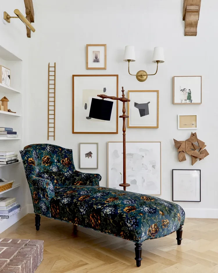 Lớp hoàn thiện tối màu như sơn tối màu, vải phủ tối màu hoặc gỗ óc chó, gỗ sồi hun khói... mang lại nét cá tính, chiều sâu và ấm cúng cho không gian.