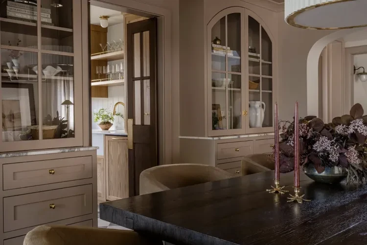 Màu sắc phản ánh cảm xúc: Màu sắc nội thất 2026 sẽ không chạy theo trào lưu mà theo tâm trạng của gia chủ. Bảng màu sẽ chuyển sang tông trầm, ấm áp như buổi sáng: Màu sắc yên bình, nhẹ nhàng và buổi tối: Màu sắc gợi cảm, ấm cúng hơn. Xu hướng này giúp tạo nên không gian có chiều sâu và mang lại sự ổn định, thoải mái cho người dùng.