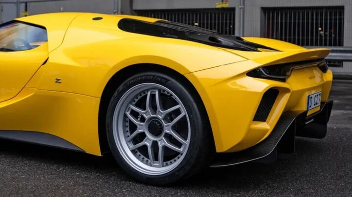 Capricorn 01 Zagato có thể tăng tốc 0 - 100 km/h dưới 3 giây và đạt tốc độ tối đa khoảng 360 km/h.