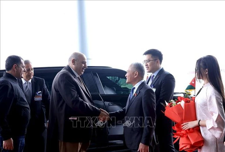 Chủ tịch Hạ viện Jordan đến Hà Nội, bắt đầu thăm chính thức Việt Nam- Ảnh 1. Chủ tịch Hạ viện Jordan đến Hà Nội, bắt đầu thăm chính thức Việt Nam- Ảnh 1.