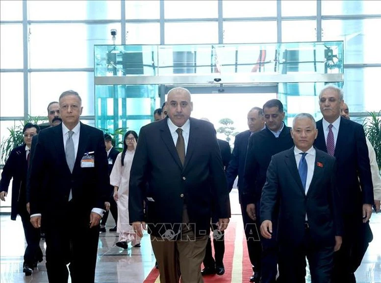 Chủ tịch Hạ viện Jordan đến Hà Nội, bắt đầu thăm chính thức Việt Nam- Ảnh 2. Chủ tịch Hạ viện Jordan đến Hà Nội, bắt đầu thăm chính thức Việt Nam- Ảnh 2.