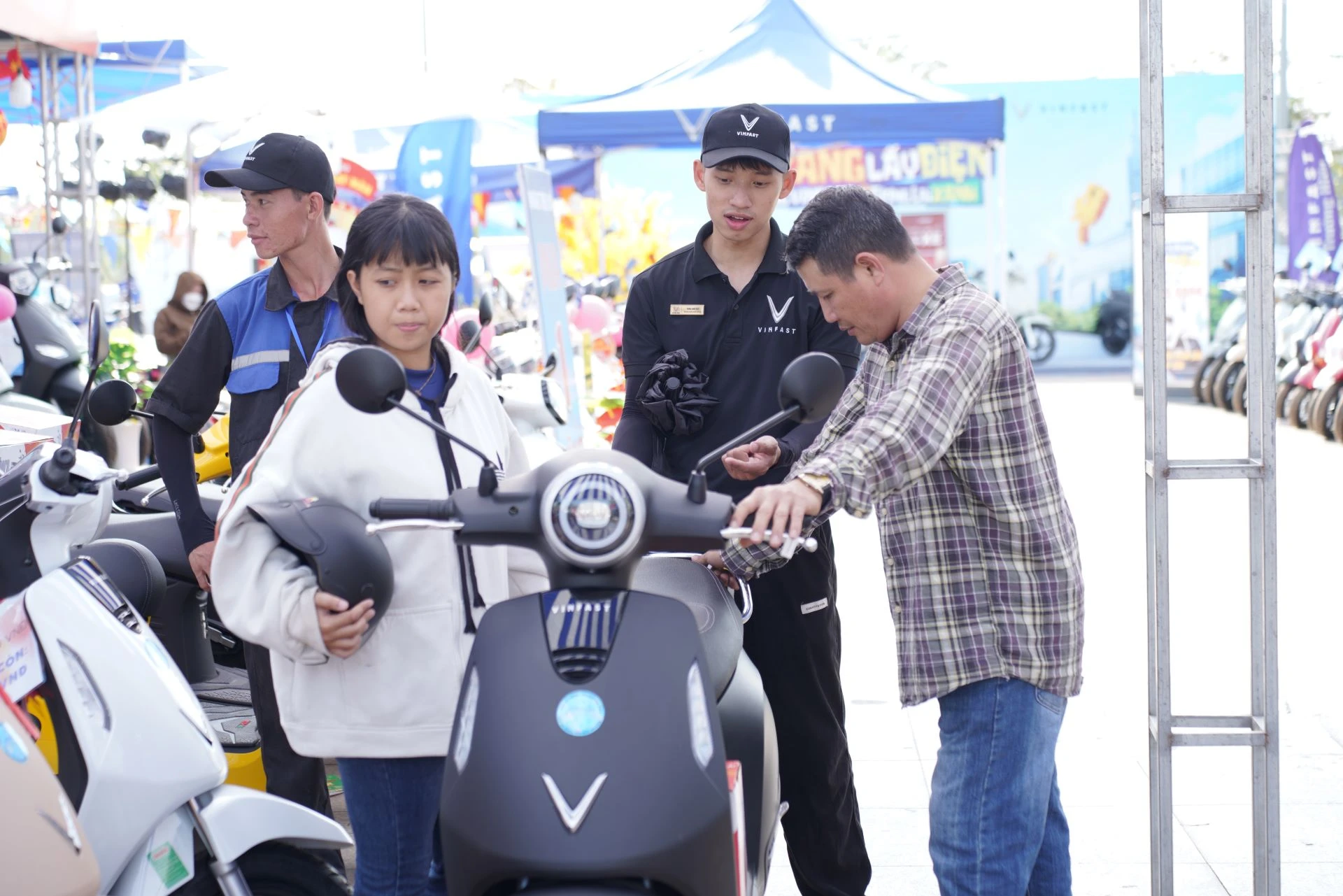 Chuỗi sự kiện "Đổi xăng lấy điện": Khách hàng 3 miền ồ ạt xuống tiền chốt xe máy điện VinFast- Ảnh 4. Chuỗi sự kiện "Đổi xăng lấy điện": Khách hàng 3 miền ồ ạt xuống tiền chốt xe máy điện VinFast- Ảnh 4.