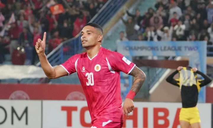 China ra sân và ghi bàn dù lẽ ra phải bị cấm thi đấu.