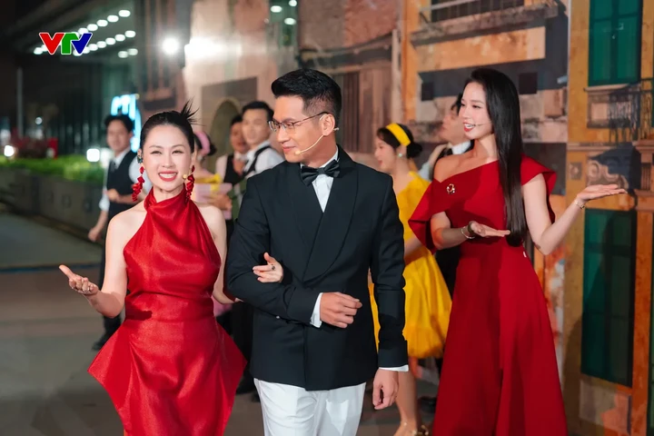 Dàn MC Tuấn Dương, Thúy Hằng, Phí Linh, Bảo Châu và Hạnh Phúc sẽ dẫn dắt chương trình.