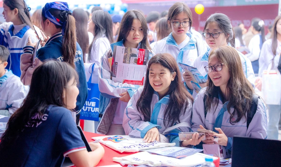 Hoạt động tư vấn tuyển sinh của Trường Đại học Thăng Long năm 2026. Ảnh: NTCC.