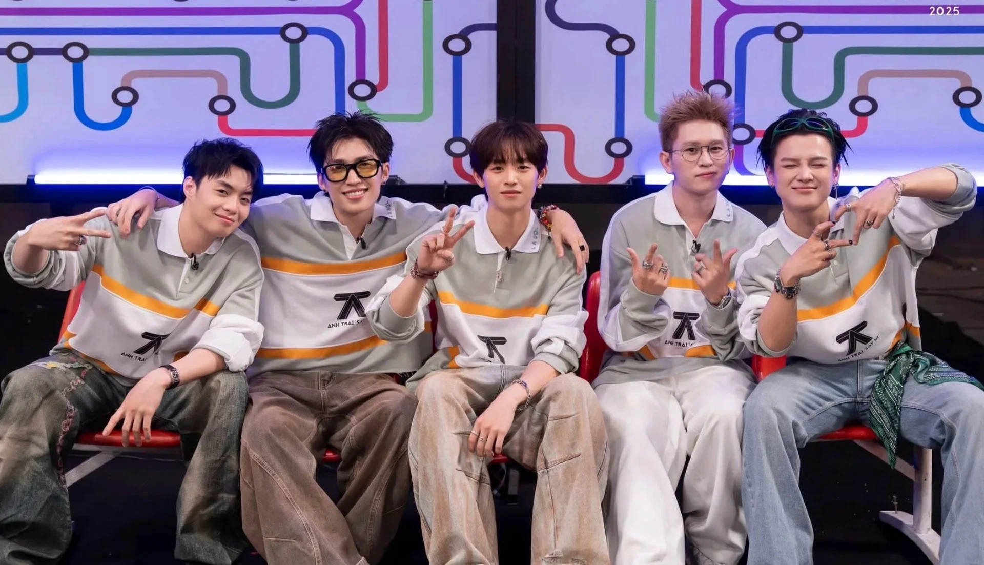 Anh trai “say hi” anh 2