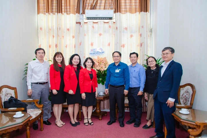 Trường Đại học Quốc tế Hồng Bàng chúc mừng Bệnh Viện Chợ Rẫy.