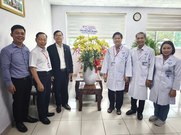 Trường Đại học Quốc tế Hồng Bàng chúc mừng Bệnh Viện Thống Nhất Đồng.