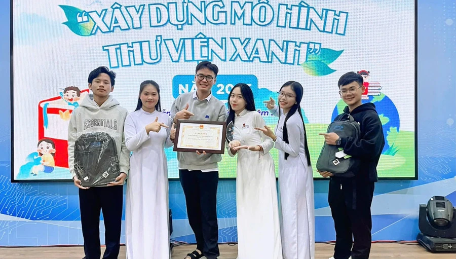 Học sinh Trường THPT Phan Châu Trinh (phường Hải Châu, TP Đà Nẵng) nhận giải thưởng dự án “Xây dựng mô hình thư viện xanh”. Ảnh: NTCC