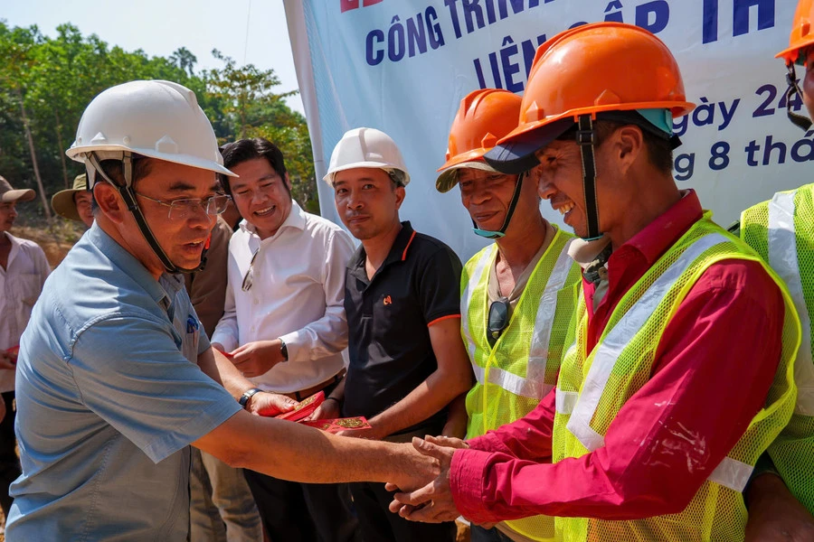 Ông Trần Anh Tuấn - Phó Chủ tịch UBND TP Đà Nẵng động viên công nhân, người lao động đang thi công dự án trường phổ thông nội trú liên cấp ở các xã biên giới Đà Nẵng.