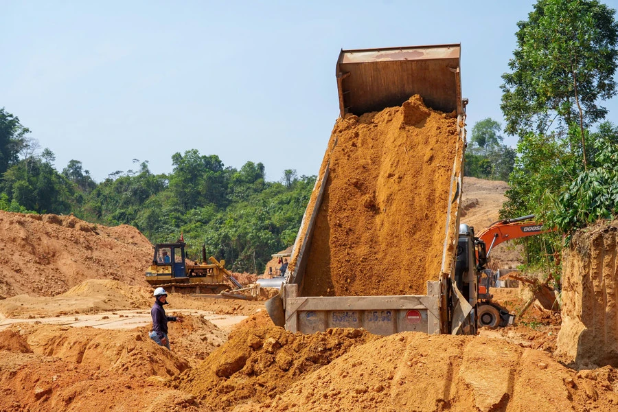Xe máy múc, xe chở đất tại dự án trường nội trú biên giới Đà Nẵng. da-nang-don-luc-dung-truong-noi-phen-giau-to-quoc-2.jpg