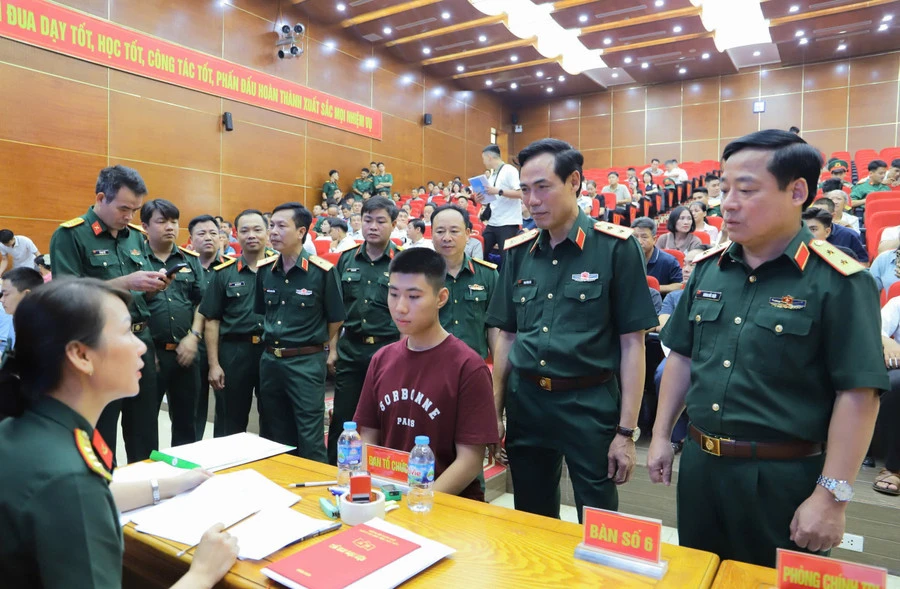 Trung tướng, GS.TS Phan Tùng Sơn - Giám đốc Học viện Hậu cần (thứ 2 từ phải sang) cùng lãnh đạo, chỉ huy Học viện kiểm tra công tác đón sinh năm 2025. hocvienhaucanjpg4.jpg