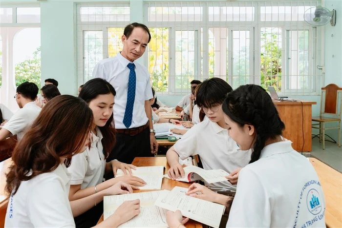 Ảnh minh hoạ: Giảng viên và sinh viên Trường Đại học Nha Trang