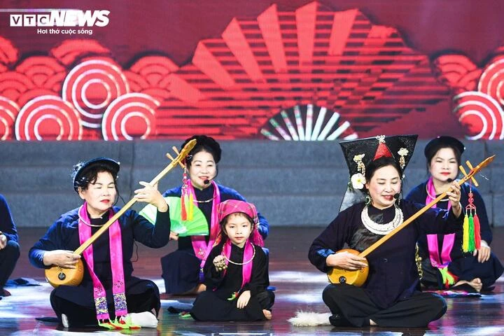 Tiết mục “Chúa then” do nghệ nhân Hà Thị Bởi, NSƯT Tuyết Mai và Nhóm Trung tâm bảo tồn nghệ thuật truyền thống Việt Nam biểu diễn.