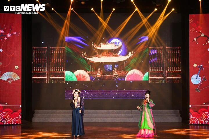 Tiết mục "Dân ca Việt" do NSND Thanh Ngoan và ca sĩ Hà Myo thể hiện.