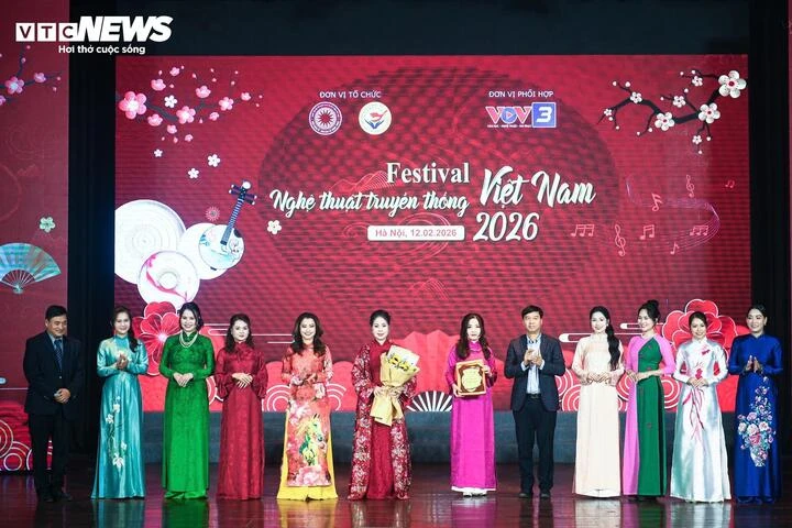 Ban tổ chức đã trao hoa và kỷ niệm chương cho các cá nhân, đoàn nghệ thuật tham gia biểu diễn.