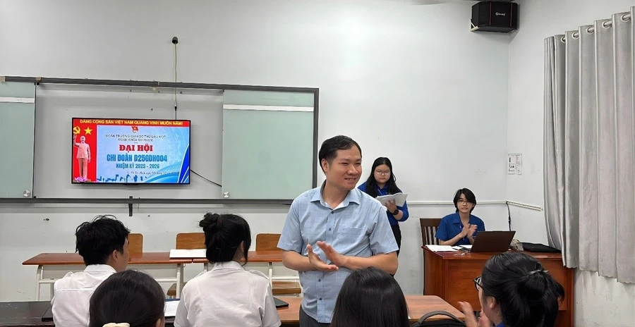 TS Nguyễn Minh Giám giảng dạy tại Khoa Sư phạm, Trường Đại học Thủ Dầu Một, TPHCM. Ảnh: NVCC cung-co-niem-tin-khoi-day-khat-vong-cong-hien-3.jpg