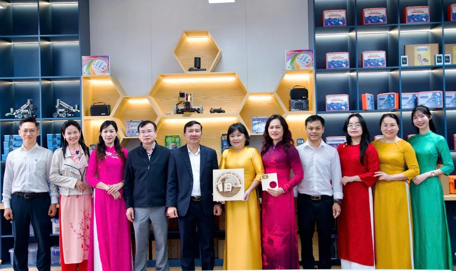 Lãnh đạo Sở GD&ĐT Gia Lai đến thăm phòng học STEM tại Trường THPT Quốc học Quy Nhơn.