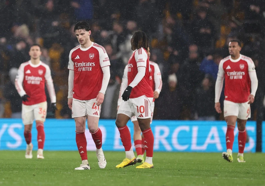 Arsenal chỉ thắng 2 trong 7 trận gần nhất tại Ngoại hạng Anh. declan-rice-arsenal-team-mates-1.jpg