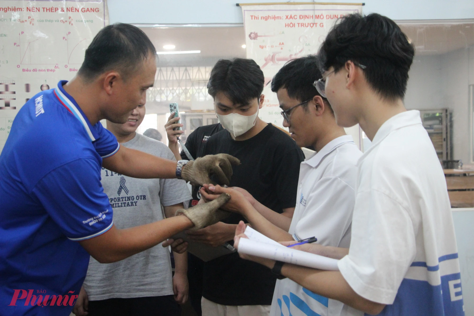 Sinh viên Trường đại học Bách khoa trong một tiết thực hành - Ảnh: N.L