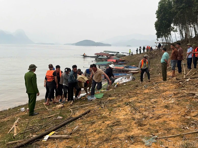 Khắc phục hậu quả vụ tai nạn giao thông đường thủy đặc biệt nghiêm trọng trên hồ Thác Bà, Lào Cai- Ảnh 1.