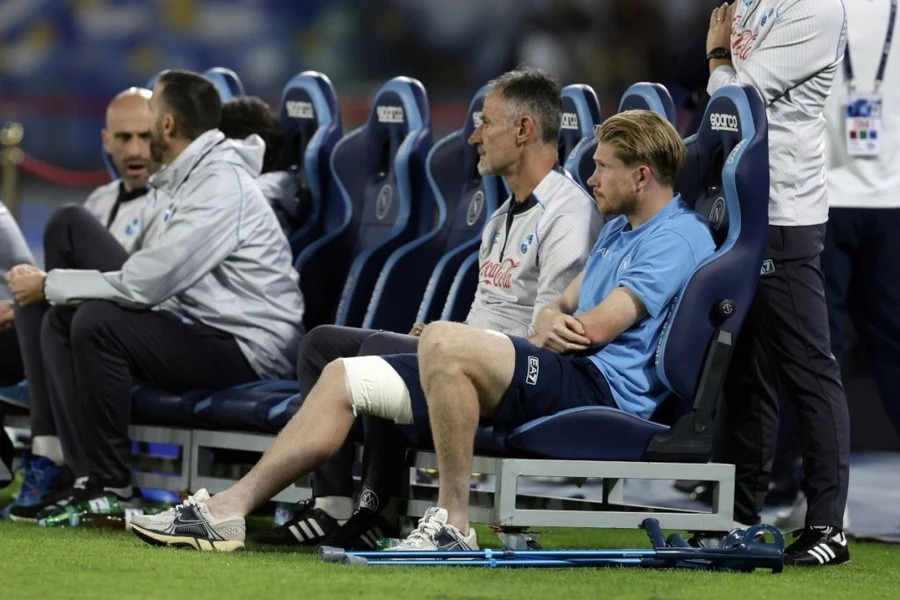 Kevin De Bruyne đang phải ‘ngồi chơi xơi nước’ do dính chấn thương trong trận Napoli gặp Inter Milan tại giải Serie A ngày 25/10/2025. 1-4645.jpg