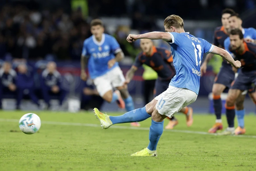 Kevin De Bruyne ghi bàn mở tỷ số cho SSC Napoli trong trận đấu với Inter Milan tại Serie A ngày 25/10/2025. 3-7166.jpg