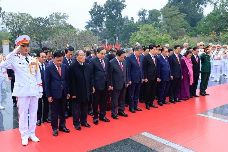 Lãnh đạo Đảng, Nhà nước vào Lăng viếng Chủ tịch Hồ Chí Minh nhân kỷ niệm 96 năm Ngày thành lập Đảng Cộng sản Việt Nam- Ảnh 6.