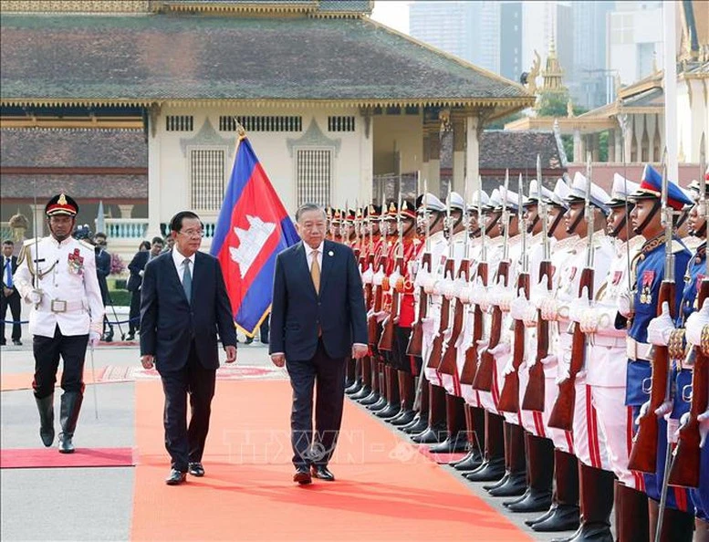 Lễ đón trọng thể Tổng Bí thư Tô Lâm thăm cấp Nhà nước tới Vương quốc Campuchia- Ảnh 2.