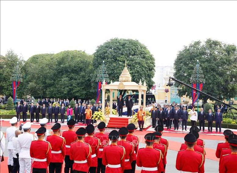 Lễ đón trọng thể Tổng Bí thư Tô Lâm thăm cấp Nhà nước tới Vương quốc Campuchia- Ảnh 3.