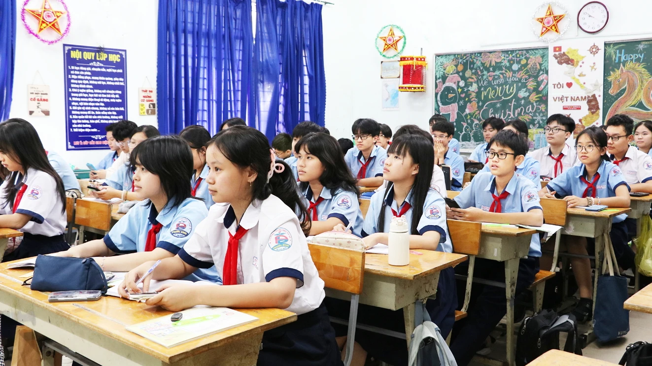 Học sinh lớp Chín Trường THCS Phước Bình (phường Phước Long) trong giờ học môn toán