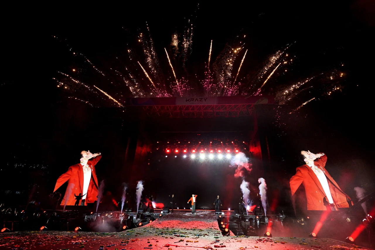 G-Dragon biểu diễn tại Krazy Super Concert tổ chức ở Dubai Media City Amphitheater (Dubai, UAE). Ảnh: Galaxy Corporation)