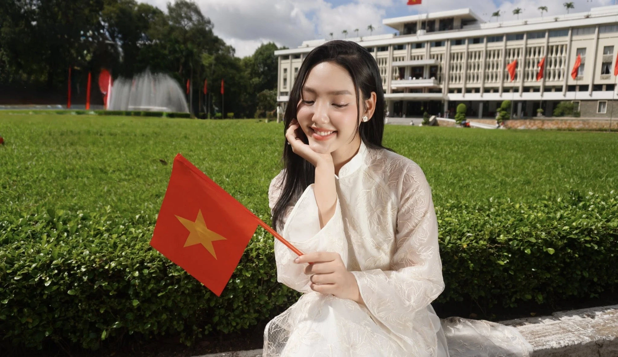 Cô gái trẻ thướt tha trong tà áo dài - Ảnh: Đoàn Minh Anh