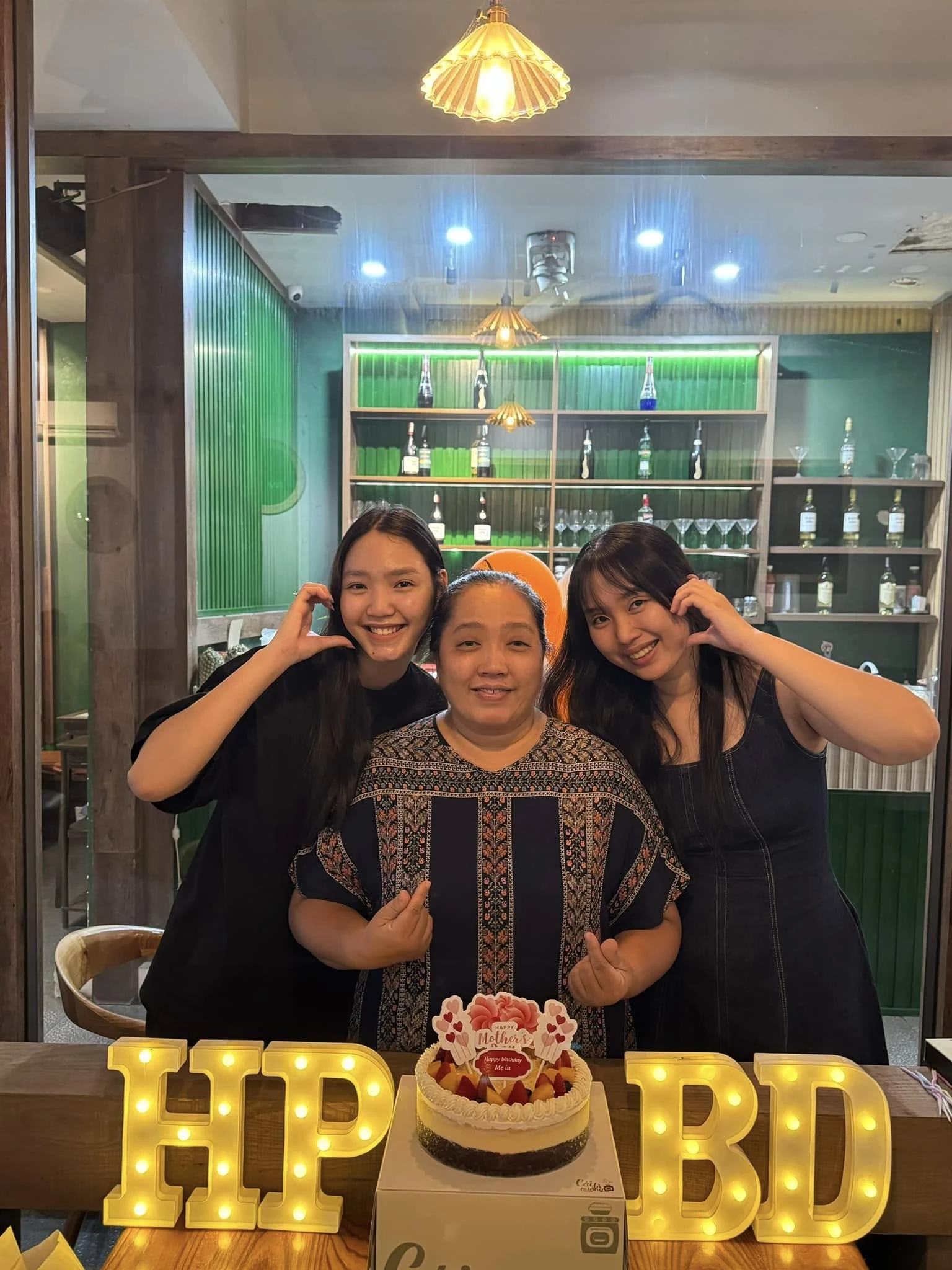 Minh Anh thường xuyên bày tỏ tình cảm với mẹ trong những dịp đặc biệt - Ảnh: Đoàn Minh Anh