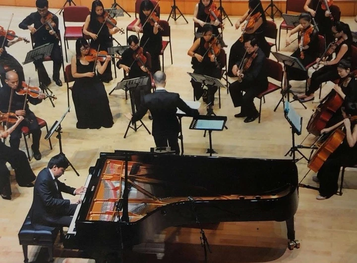 Duy Anh trình diễn cùng Dàn nhạc Giao hưởng Hà Nội.