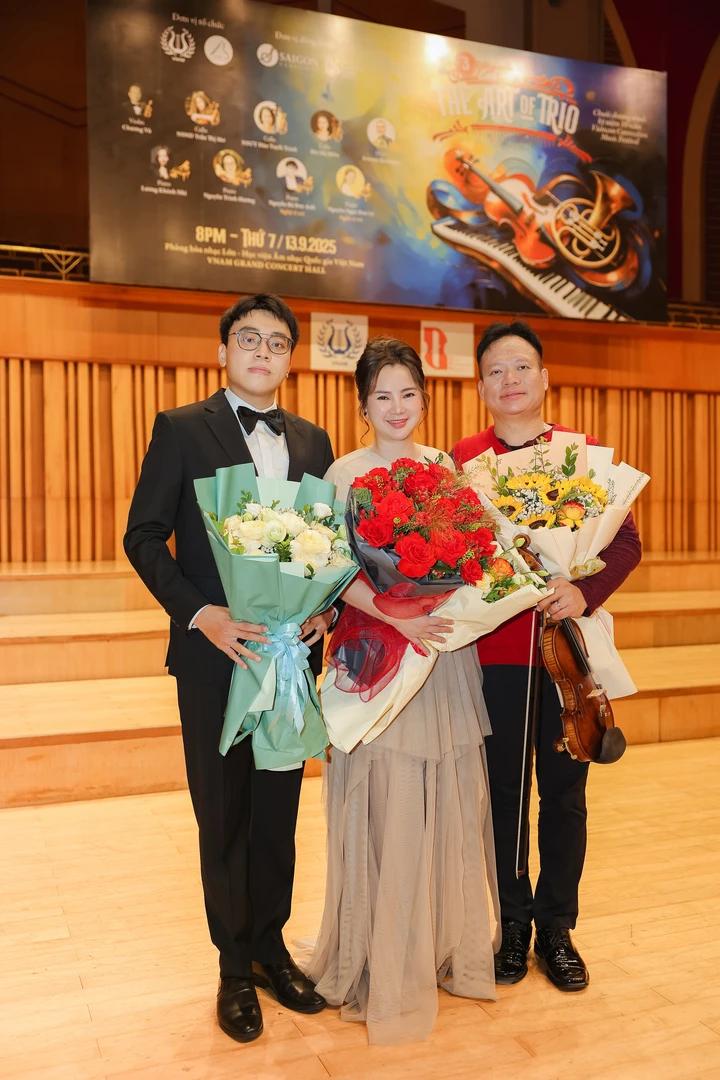 Duy Anh cùng nghệ sĩ Cello Bùi Hà Miên và nghệ sĩ Violin Chương Vũ (từ trái sang) trình diễn bản Trio "Cafe Music" – Paul Schoenfield.